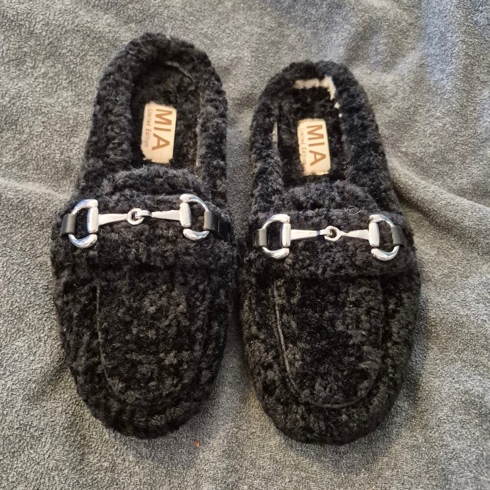 NEW MIA Cocoa black faux shearling slippers w silver bit hardware Womens size 6